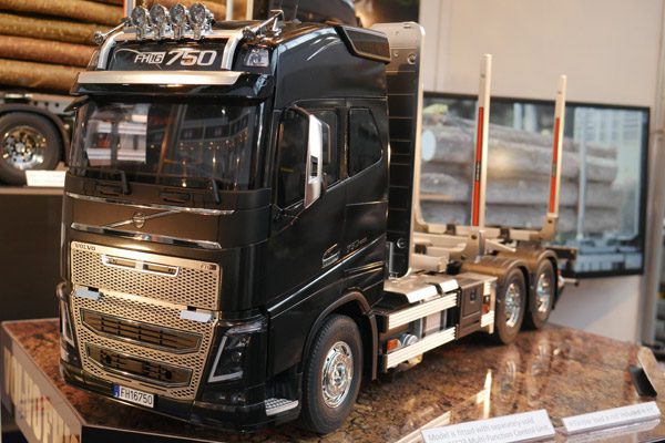 Volvo FH 16 Holztransporter von Tamiya